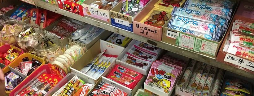 海老原商店の店内風景 - 昭和レトロな駄菓子屋の雰囲気